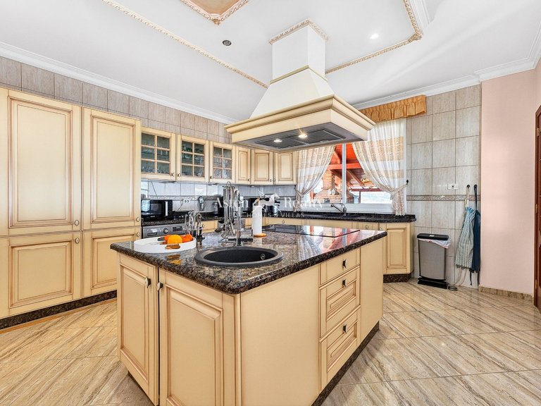 Villa for Sale in Playa Paraíso, Tenerife 10