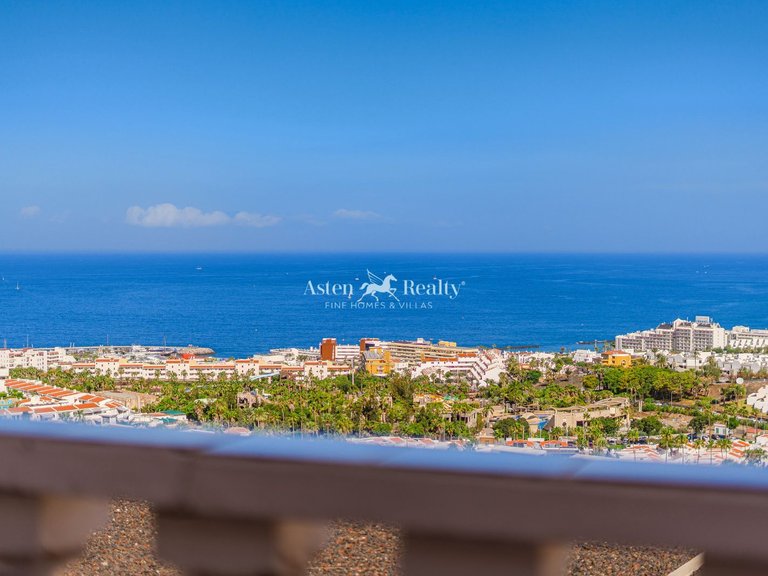 Villa for Sale in San Eugenio Alto, Tenerife 1