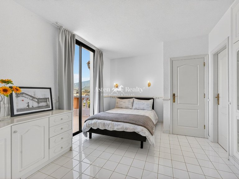 Villa for Sale in San Eugenio Alto, Tenerife 18