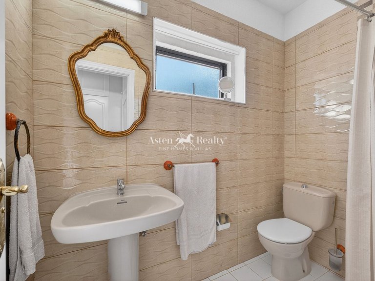 Villa for Sale in San Eugenio Alto, Tenerife 24