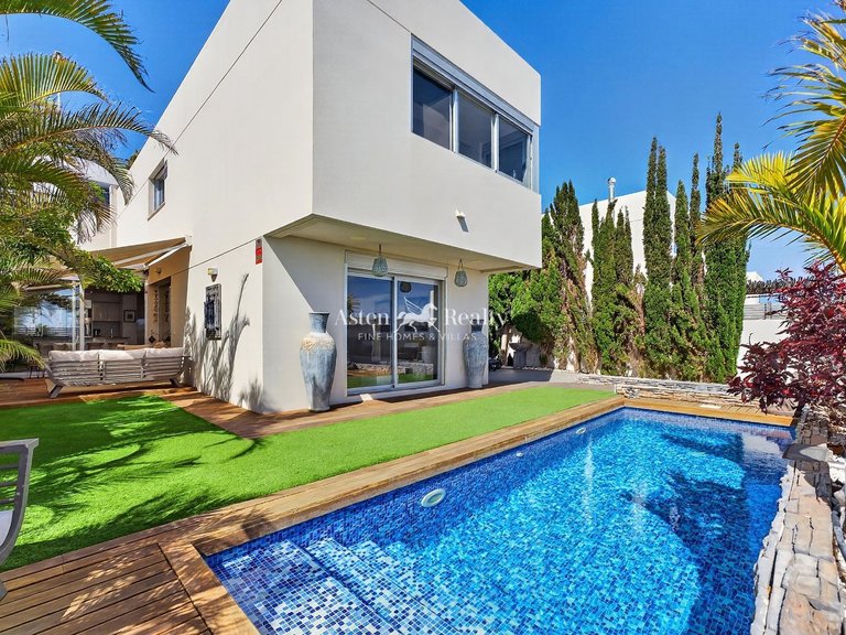 Villa for Sale in Chayofa, Tenerife 1