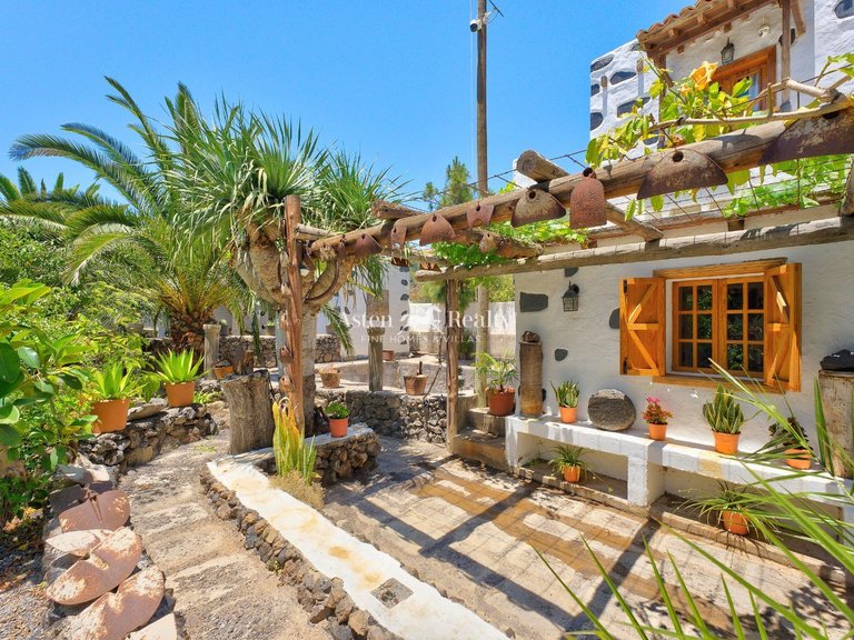 Villa for Sale in Guia De Isora, Tenerife 3
