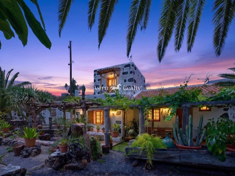 Villa for Sale in Guia De Isora, Tenerife 1