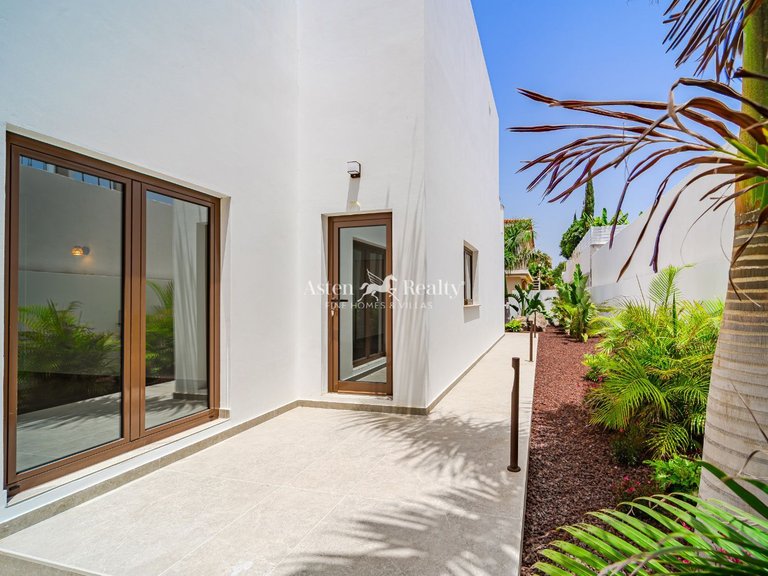 Villa for Sale in Playa Paraíso, Tenerife 32
