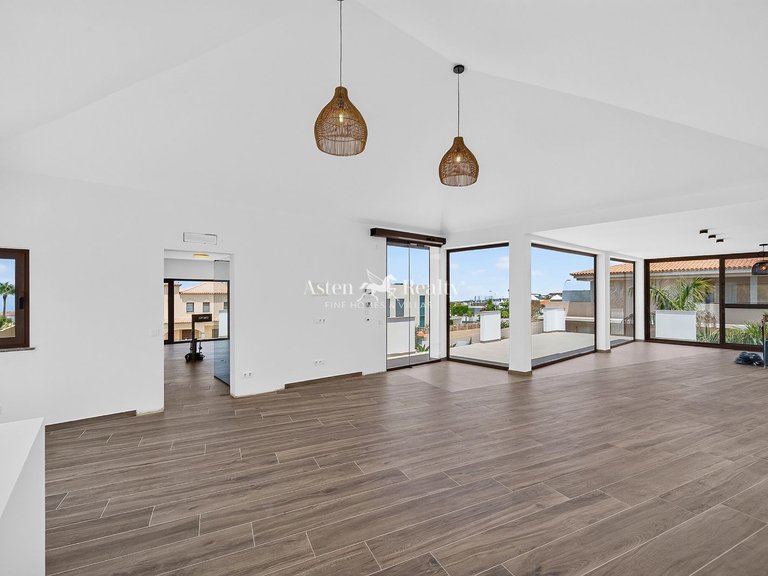 Villa for Sale in Playa Paraíso, Tenerife 10