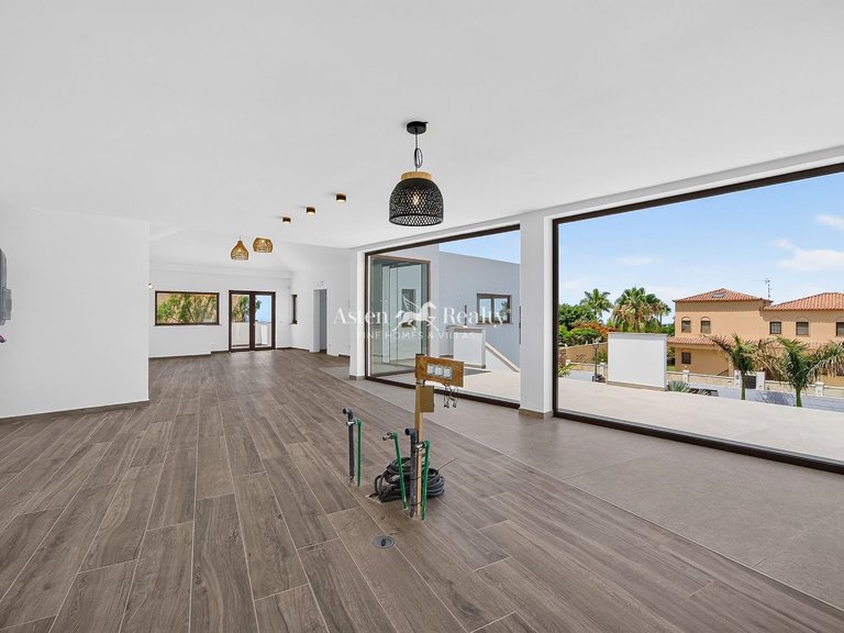 Villa for Sale in Playa Paraíso, Tenerife 6