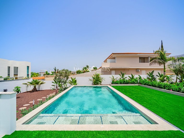 Villa for Sale in Playa Paraíso, Tenerife 30