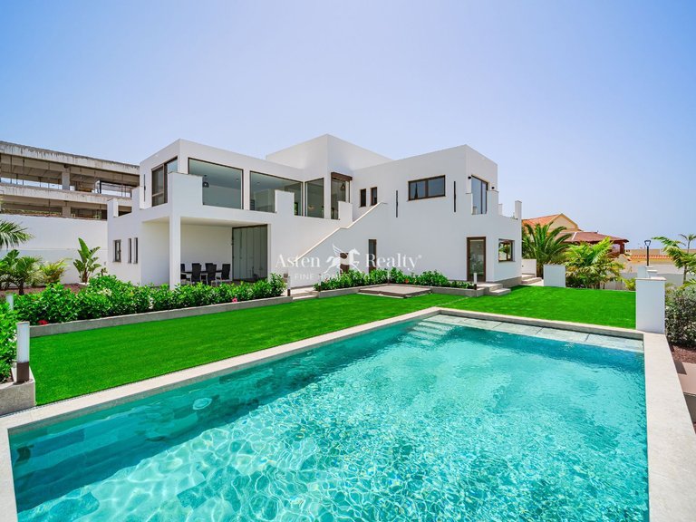 Villa for Sale in Playa Paraíso, Tenerife 1