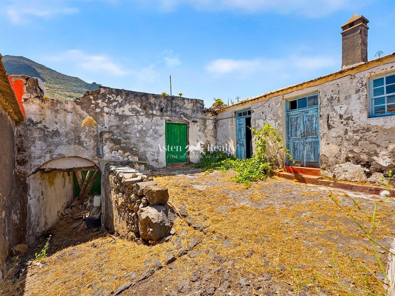 Villa for Sale in Santiago Del Teide, Tenerife 1
