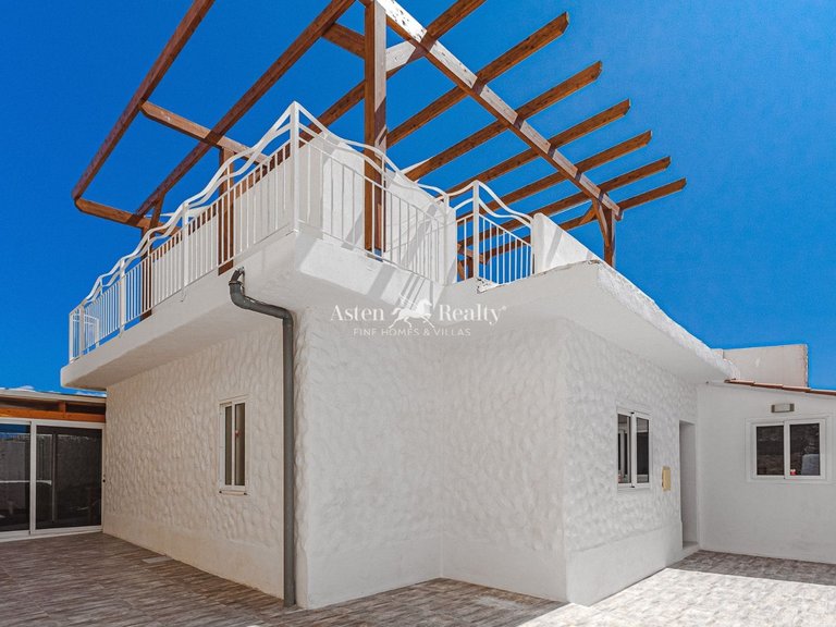 Villa for Sale in San Eugenio Alto, Tenerife 2