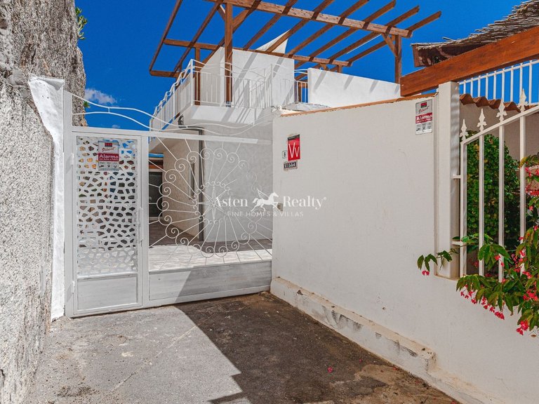 Villa for Sale in San Eugenio Alto, Tenerife 3