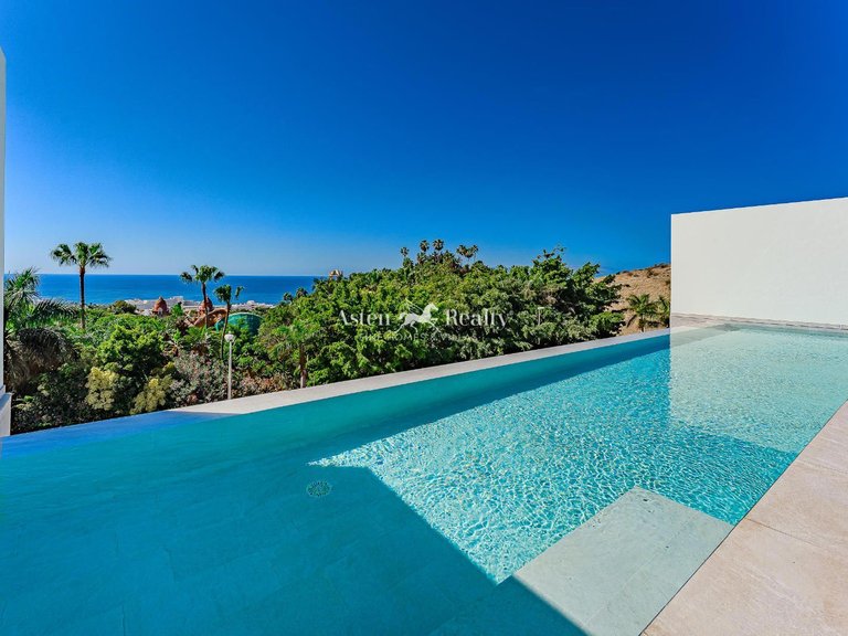 Villa for Sale in San Eugenio Alto, Tenerife 1