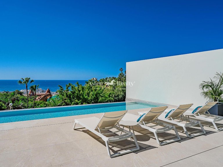 Villa for Sale in San Eugenio Alto, Tenerife 1