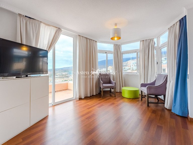 Villa for Sale in San Eugenio Alto, Tenerife 19