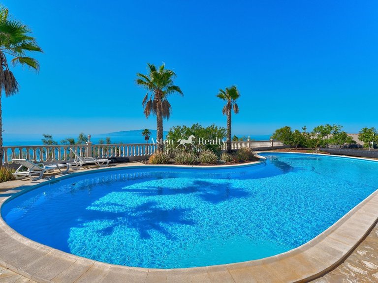 Villa for Sale in Guia De Isora, Tenerife 1