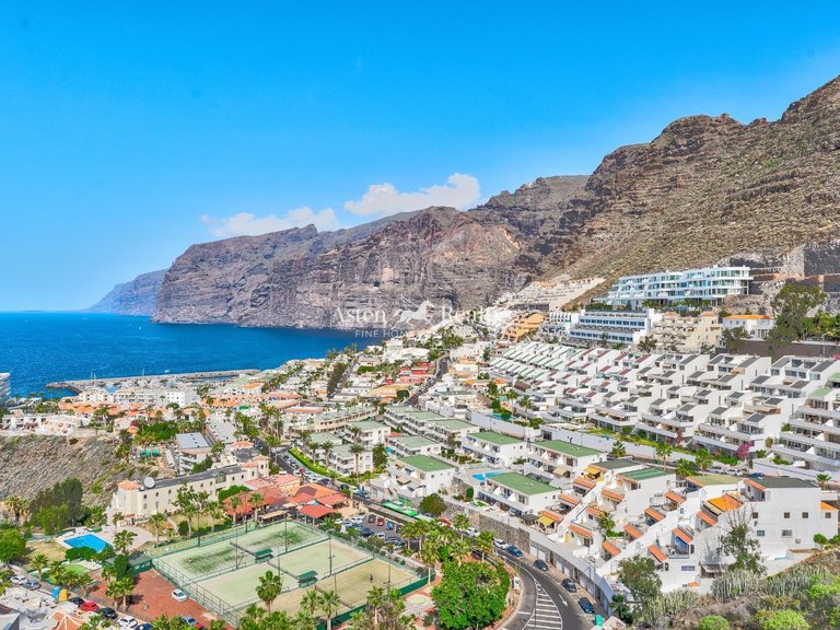 Penthouse for Sale in Acantilados De Los Gigantes, Tenerife 1