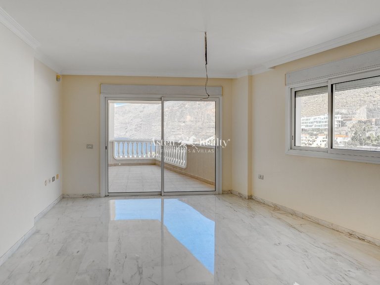 Penthouse for Sale in Acantilados De Los Gigantes, Tenerife 2