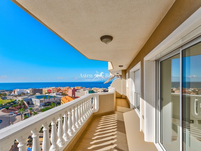 Penthouse for Sale in Acantilados De Los Gigantes, Tenerife 2
