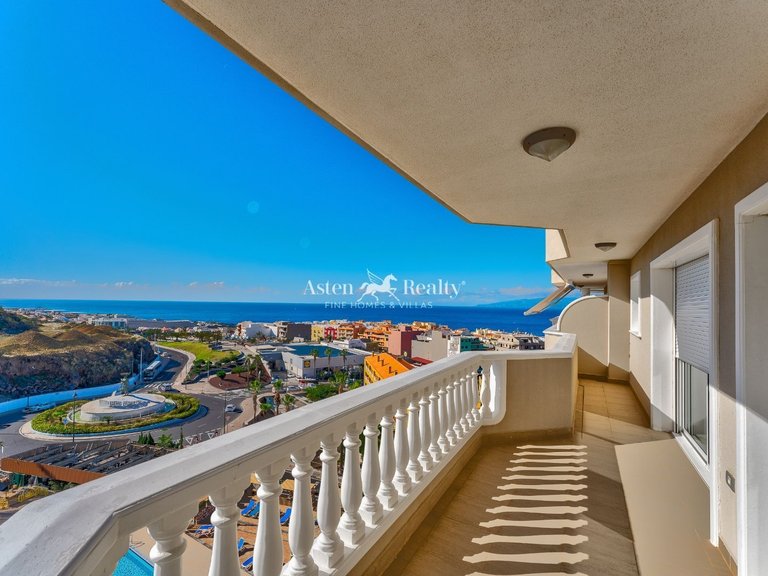 Penthouse for Sale in Acantilados De Los Gigantes, Tenerife 1
