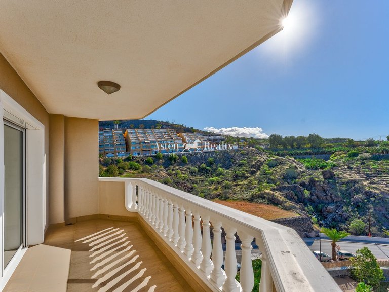 Penthouse for Sale in Acantilados De Los Gigantes, Tenerife 4
