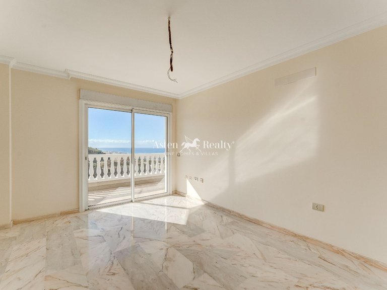 Penthouse for Sale in Acantilados De Los Gigantes, Tenerife 14