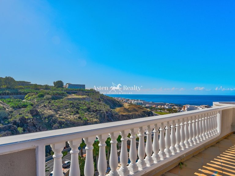 Penthouse for Sale in Acantilados De Los Gigantes, Tenerife 2