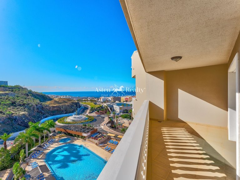 Penthouse for Sale in Acantilados De Los Gigantes, Tenerife 1