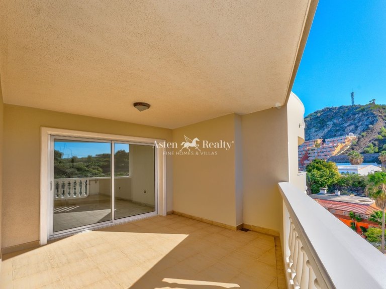 Penthouse for Sale in Acantilados De Los Gigantes, Tenerife 9
