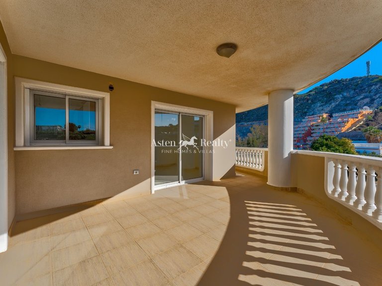 Penthouse for Sale in Acantilados De Los Gigantes, Tenerife 5
