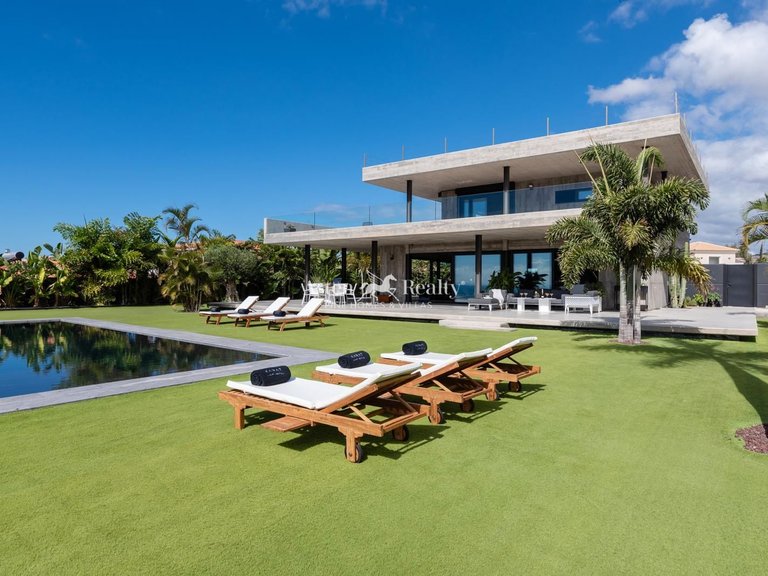 Villa for Sale in Playa Paraíso, Tenerife 1