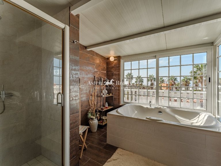 Villa for Sale in San Eugenio Alto, Tenerife 8