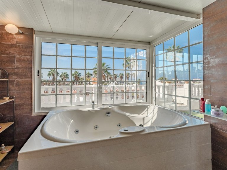 Villa for Sale in San Eugenio Alto, Tenerife 9