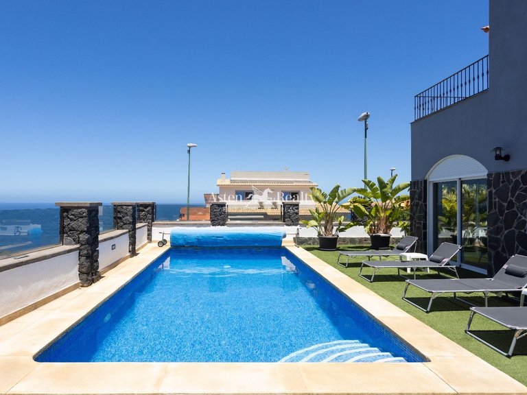 Villa for Sale in Puerto De La Cruz, Tenerife 1