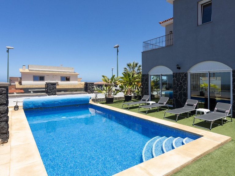 Villa for Sale in Puerto De La Cruz, Tenerife 2