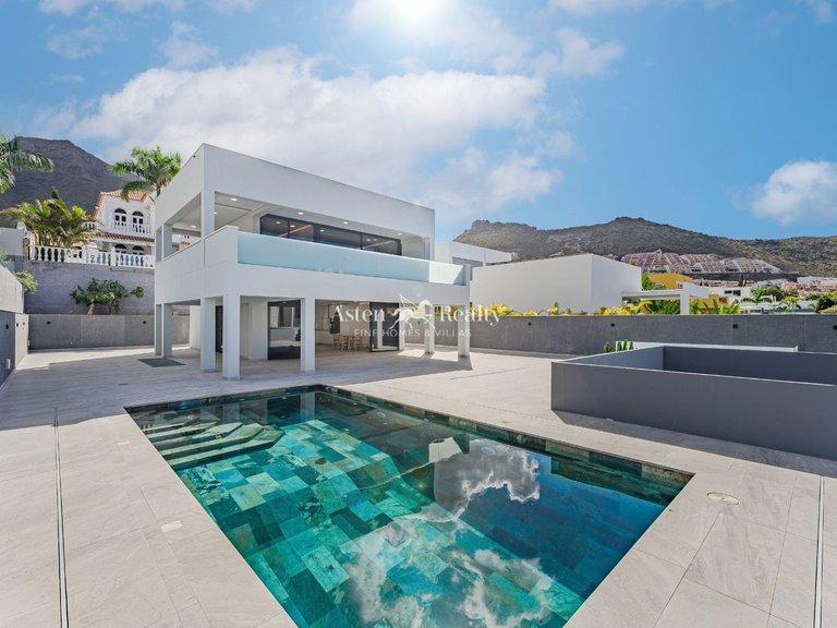 Villa for Sale in Torviscas Alto, Tenerife 1