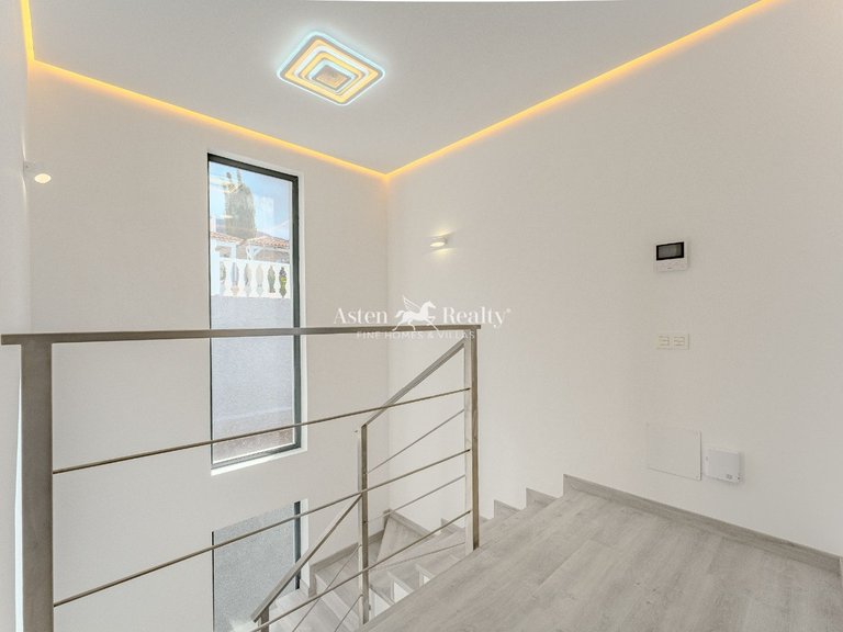 Villa for Sale in Torviscas Alto, Tenerife 28