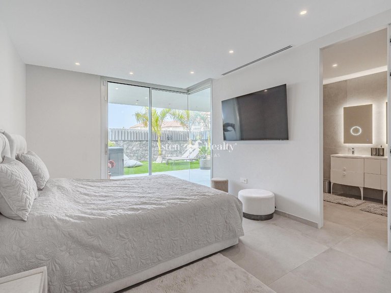 Villa for Sale in Callao Salvaje, Tenerife 14