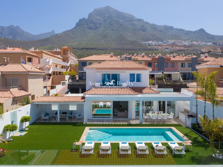 Villa for Sale in Torviscas Alto, Tenerife 1