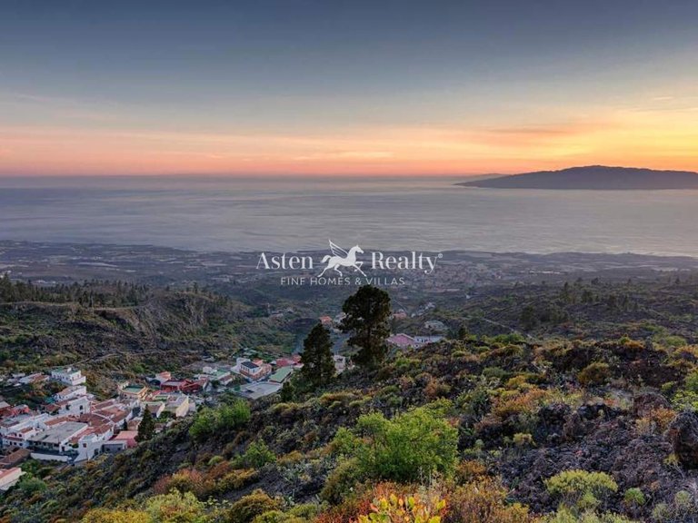 Villa for Sale in Guia De Isora, Tenerife 1