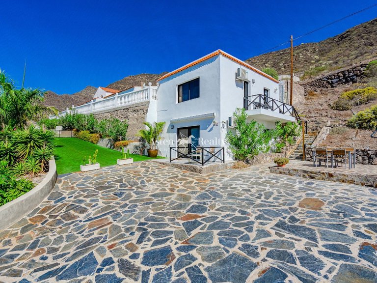 Villa for Sale in Acantilados De Los Gigantes, Tenerife 3