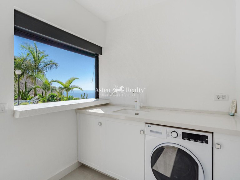 Villa for Sale in Acantilados De Los Gigantes, Tenerife 8