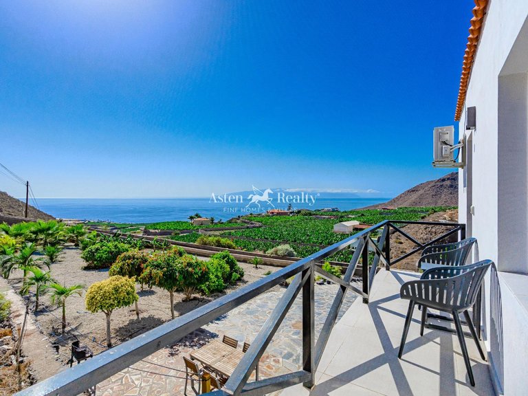 Villa for Sale in Acantilados De Los Gigantes, Tenerife 11