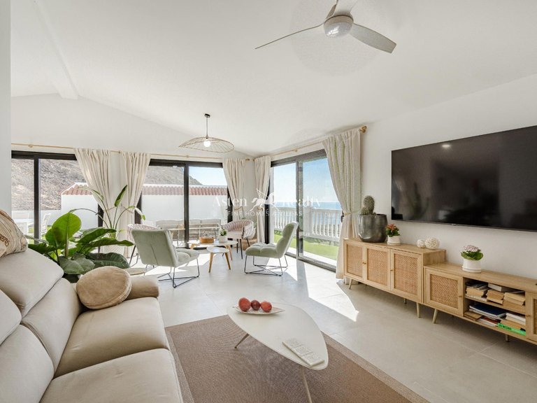 Villa for Sale in Acantilados De Los Gigantes, Tenerife 22