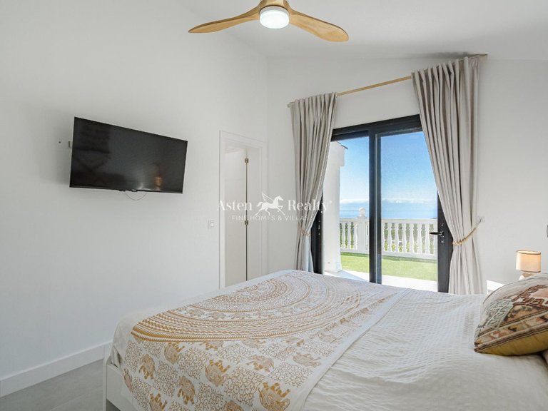 Villa for Sale in Acantilados De Los Gigantes, Tenerife 28