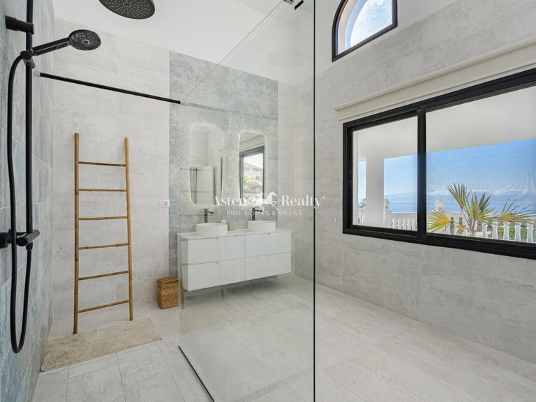 Villa for Sale in Acantilados De Los Gigantes, Tenerife 31