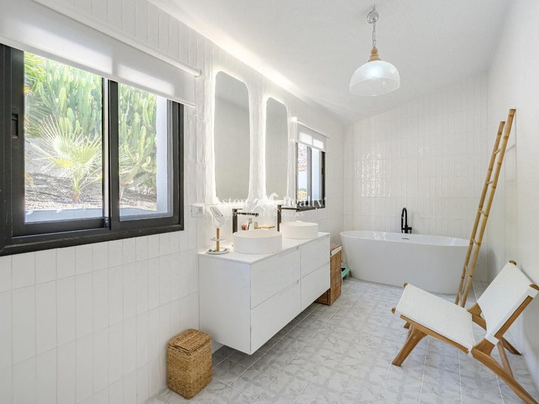 Villa for Sale in Acantilados De Los Gigantes, Tenerife 34