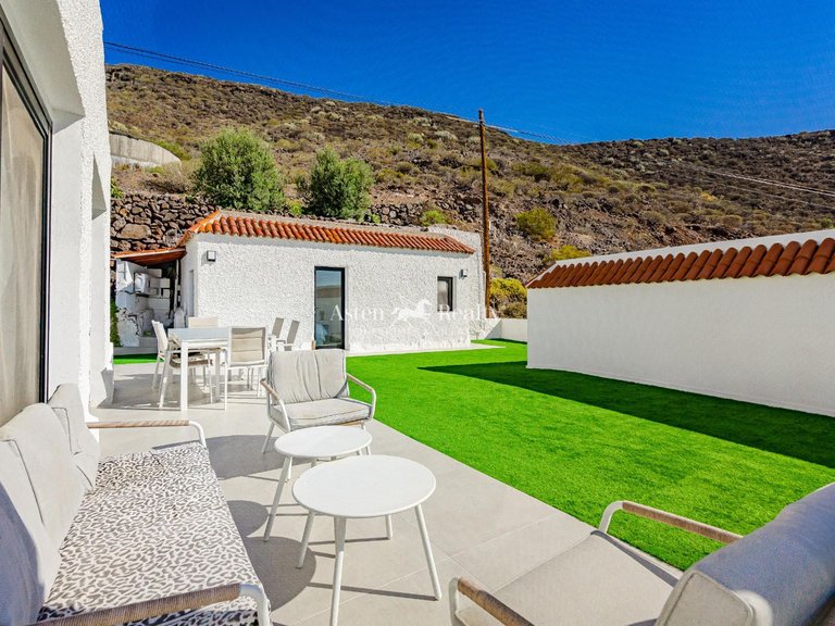 Villa for Sale in Acantilados De Los Gigantes, Tenerife 38