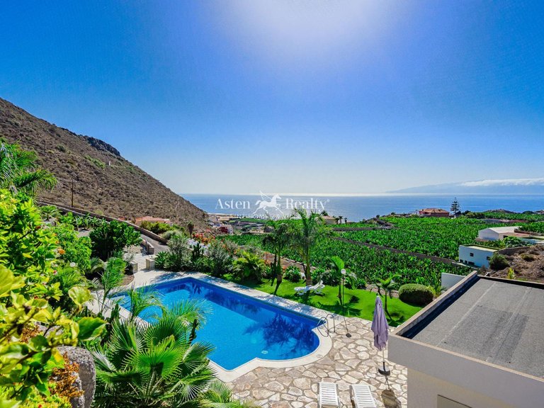 Villa for Sale in Acantilados De Los Gigantes, Tenerife 1