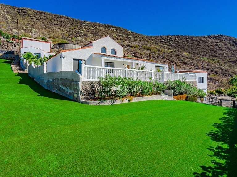 Villa for Sale in Acantilados De Los Gigantes, Tenerife 40