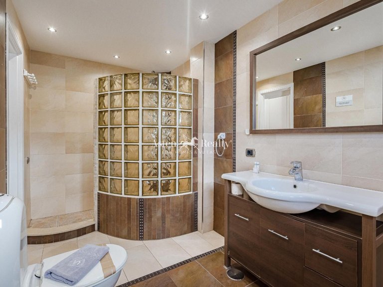 Villa for Sale in San Eugenio Alto, Tenerife 14